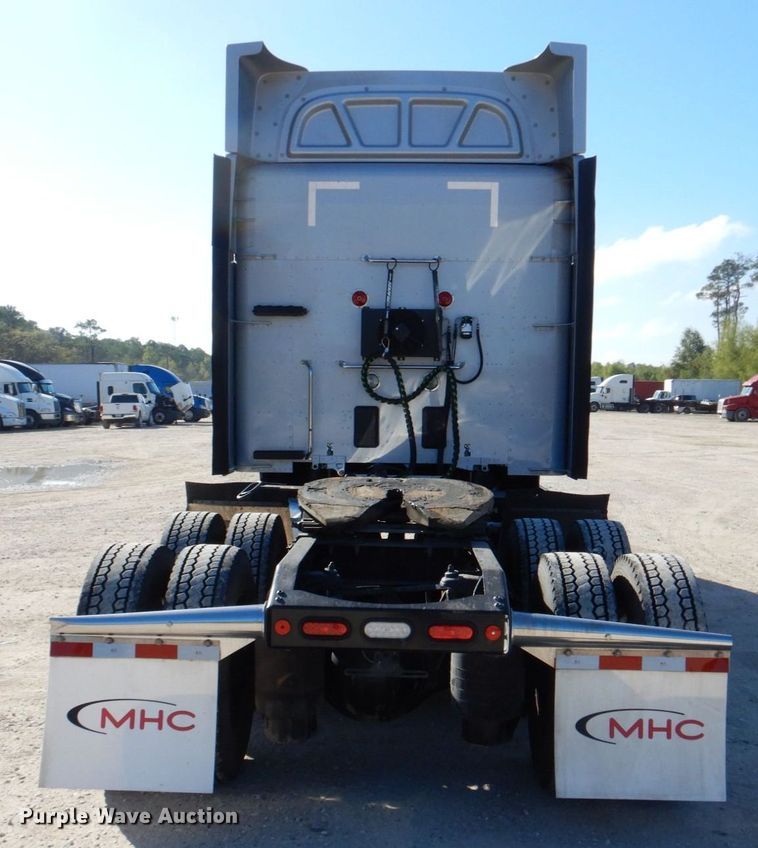 image for item DQ1878 2019 Peterbilt 579  semi truck