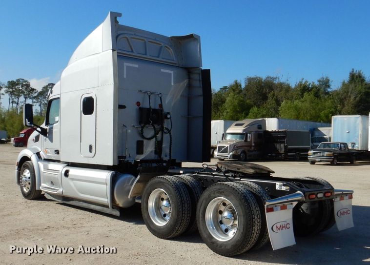 image for item DQ1878 2019 Peterbilt 579  semi truck
