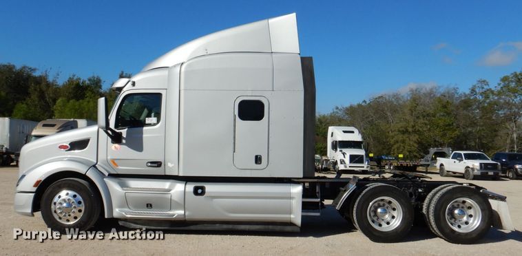 image for item DQ1878 2019 Peterbilt 579  semi truck