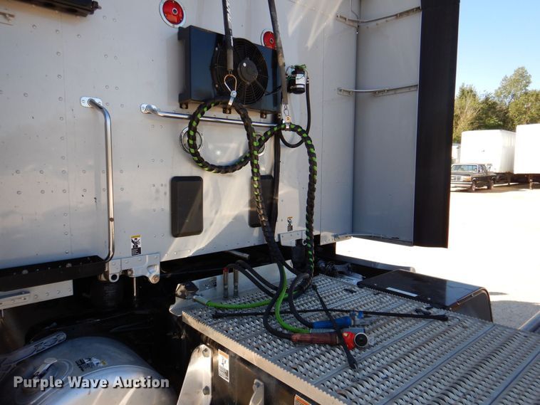 image for item DQ1878 2019 Peterbilt 579  semi truck