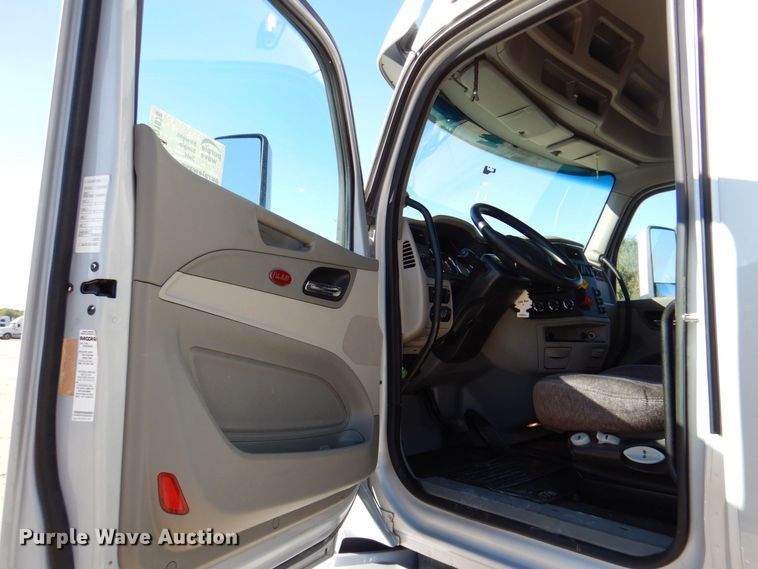 image for item DQ1878 2019 Peterbilt 579  semi truck