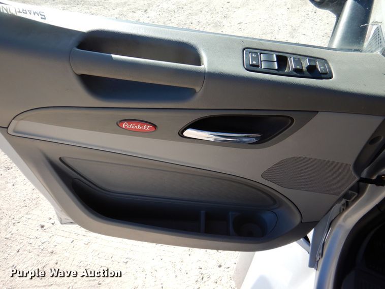 image for item DQ1878 2019 Peterbilt 579  semi truck