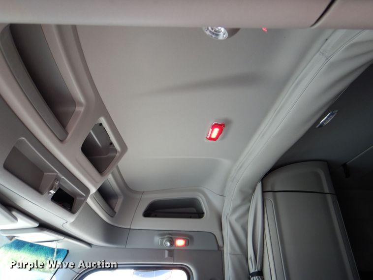 image for item DQ1878 2019 Peterbilt 579  semi truck