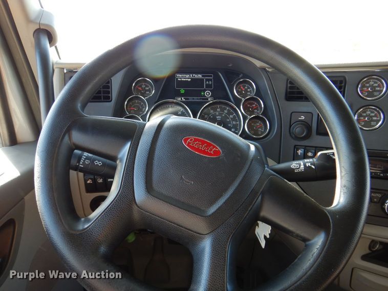 image for item DQ1878 2019 Peterbilt 579  semi truck