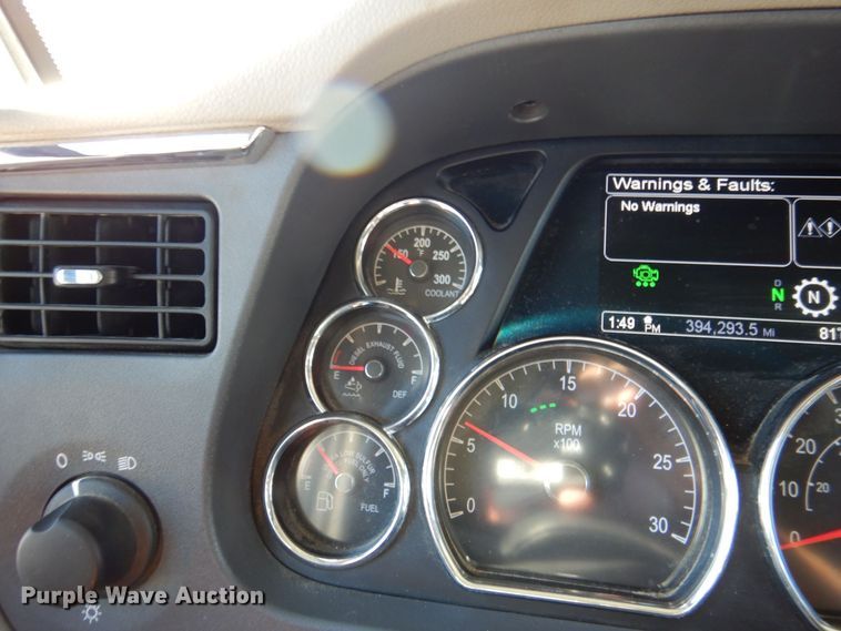 image for item DQ1878 2019 Peterbilt 579  semi truck