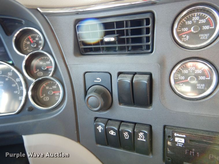 image for item DQ1878 2019 Peterbilt 579  semi truck