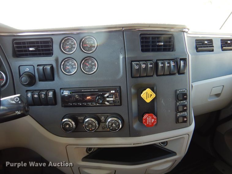 image for item DQ1878 2019 Peterbilt 579  semi truck