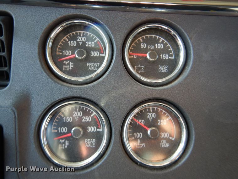 image for item DQ1878 2019 Peterbilt 579  semi truck