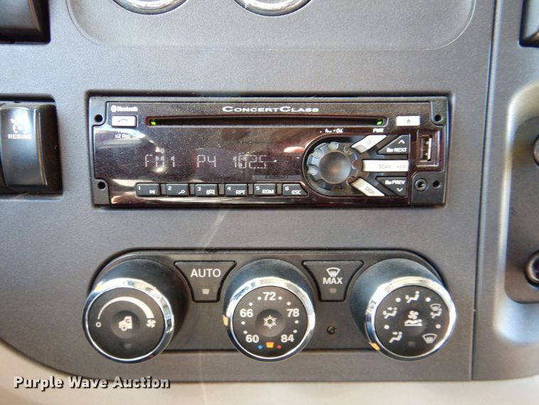 image for item DQ1878 2019 Peterbilt 579  semi truck