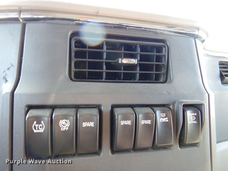 image for item DQ1878 2019 Peterbilt 579  semi truck