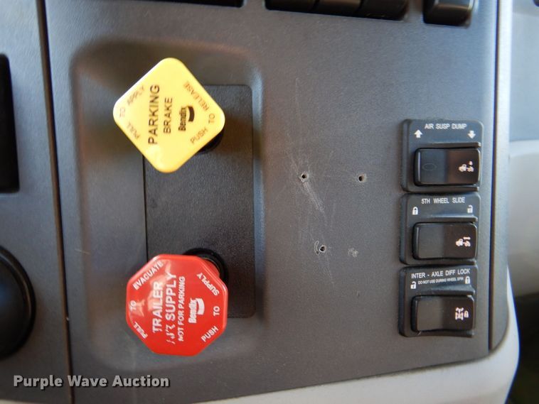 image for item DQ1878 2019 Peterbilt 579  semi truck