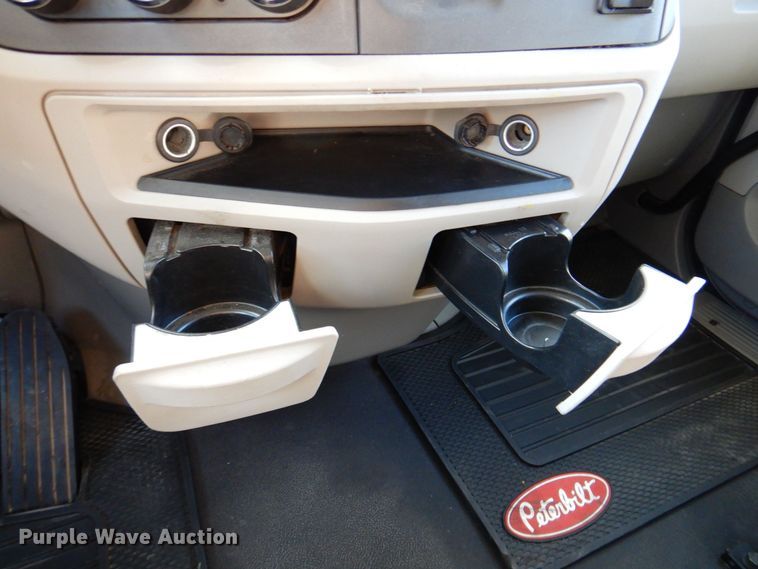 image for item DQ1878 2019 Peterbilt 579  semi truck