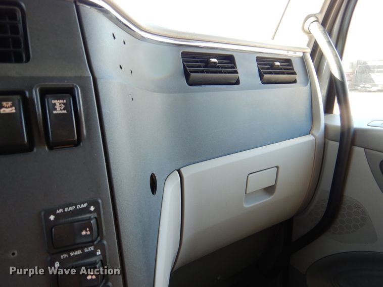 image for item DQ1878 2019 Peterbilt 579  semi truck