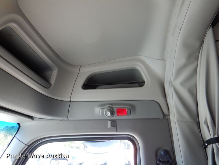 image for item DQ1878 2019 Peterbilt 579  semi truck