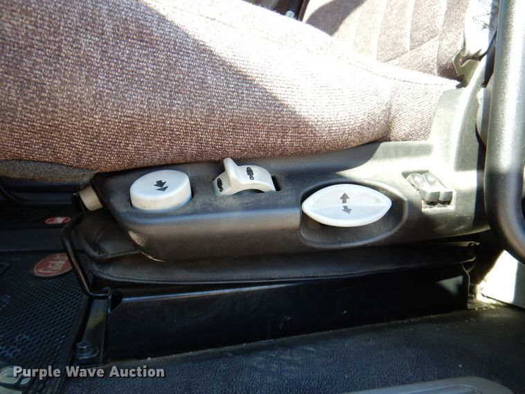 image for item DQ1878 2019 Peterbilt 579  semi truck