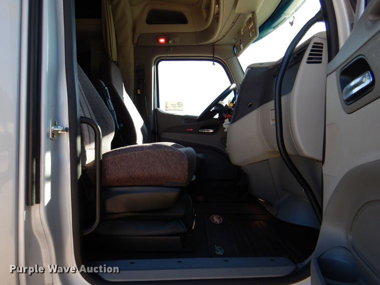 image for item DQ1878 2019 Peterbilt 579  semi truck