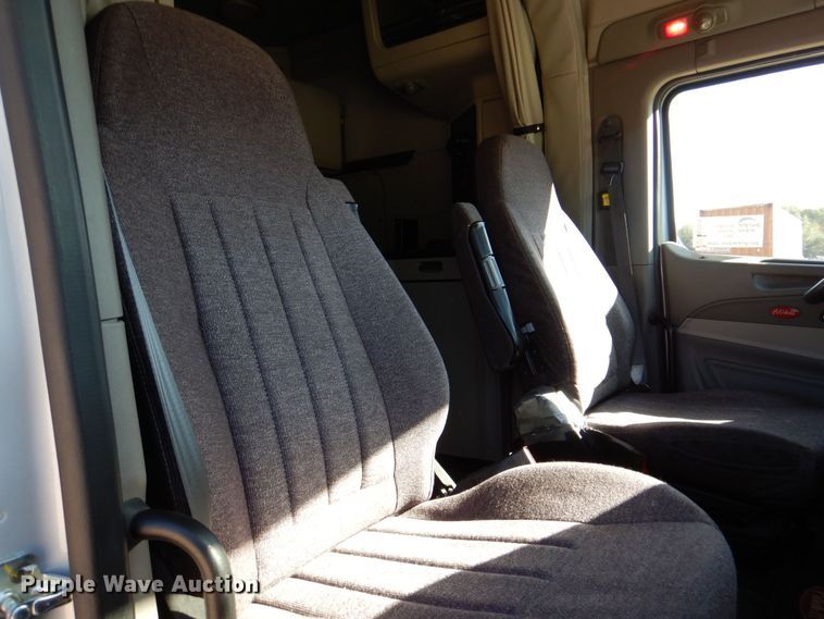 image for item DQ1878 2019 Peterbilt 579  semi truck