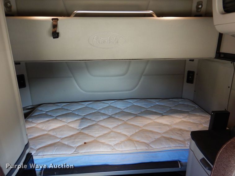 image for item DQ1878 2019 Peterbilt 579  semi truck