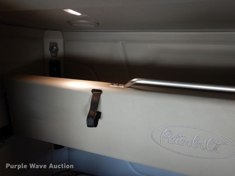 image for item DQ1878 2019 Peterbilt 579  semi truck