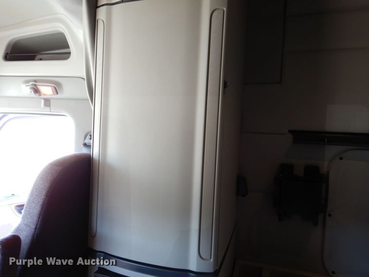 image for item DQ1878 2019 Peterbilt 579  semi truck