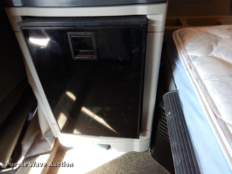 image for item DQ1878 2019 Peterbilt 579  semi truck