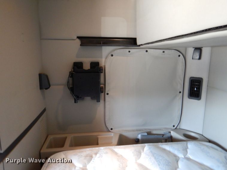 image for item DQ1878 2019 Peterbilt 579  semi truck