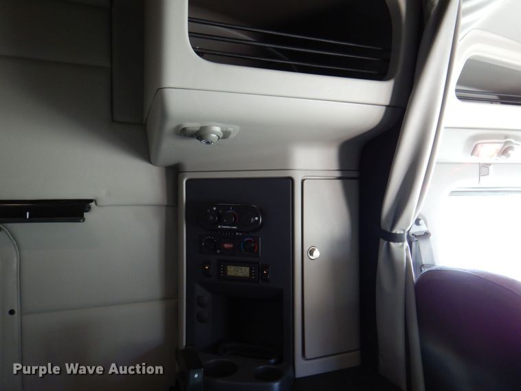 image for item DQ1878 2019 Peterbilt 579  semi truck