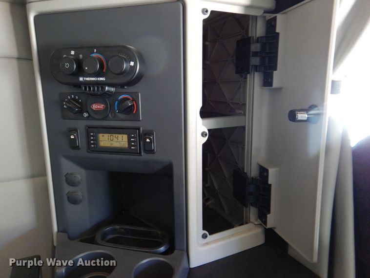 image for item DQ1878 2019 Peterbilt 579  semi truck