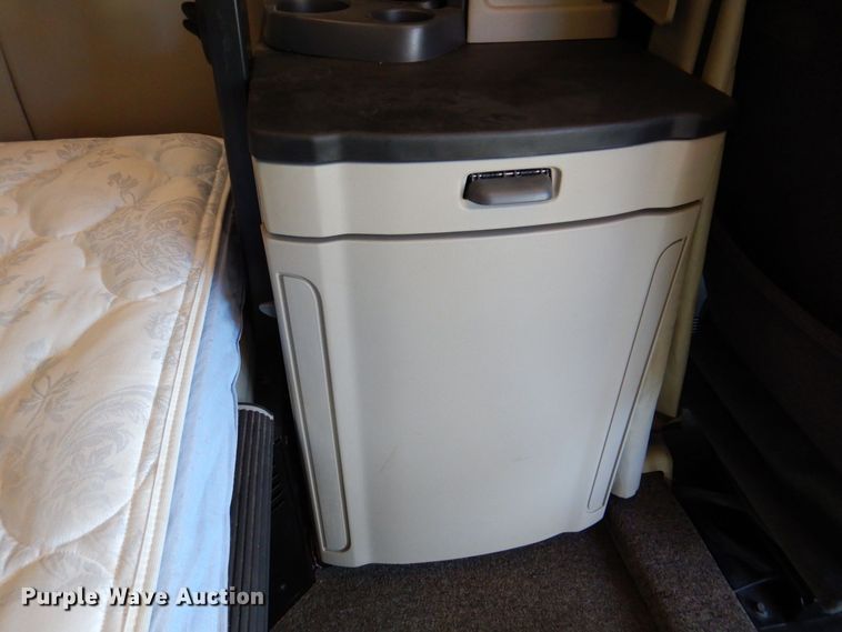 image for item DQ1878 2019 Peterbilt 579  semi truck