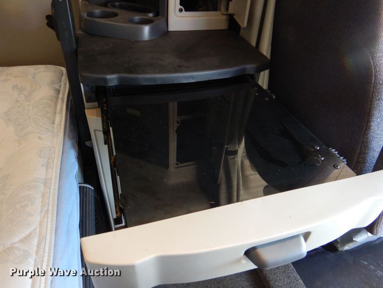 image for item DQ1878 2019 Peterbilt 579  semi truck