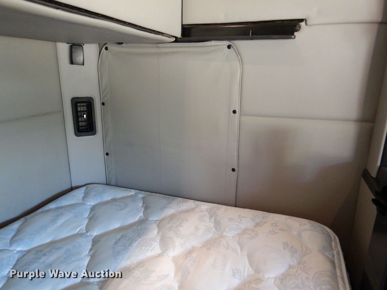 image for item DQ1878 2019 Peterbilt 579  semi truck