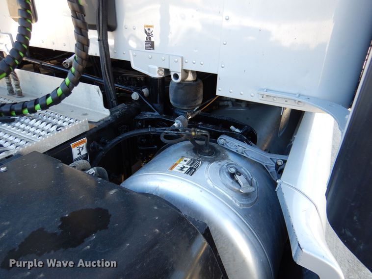 image for item DQ1878 2019 Peterbilt 579  semi truck