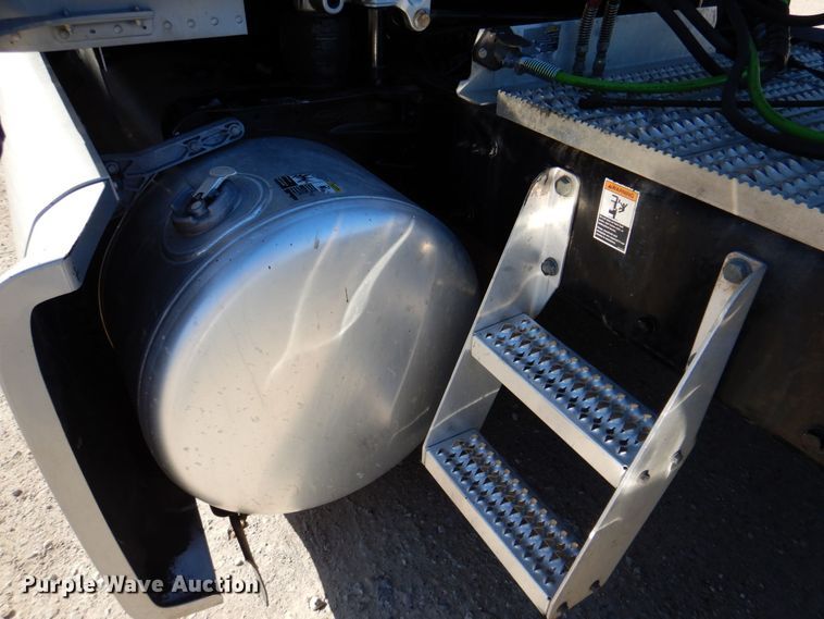 image for item DQ1878 2019 Peterbilt 579  semi truck