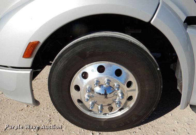 image for item DQ1878 2019 Peterbilt 579  semi truck