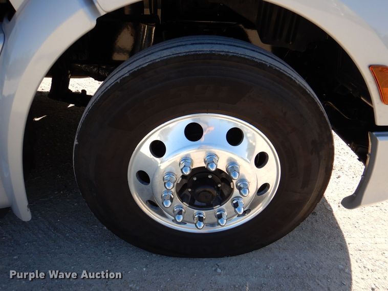 image for item DQ1878 2019 Peterbilt 579  semi truck