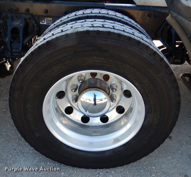 image for item DQ1878 2019 Peterbilt 579  semi truck