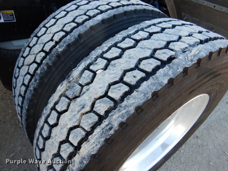 image for item DQ1878 2019 Peterbilt 579  semi truck