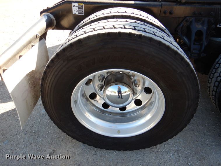 image for item DQ1878 2019 Peterbilt 579  semi truck