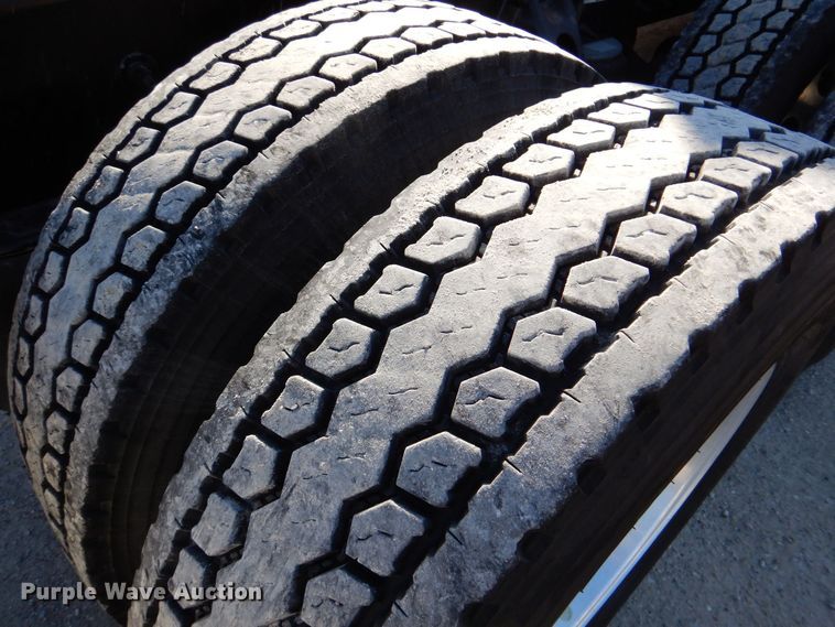 image for item DQ1878 2019 Peterbilt 579  semi truck