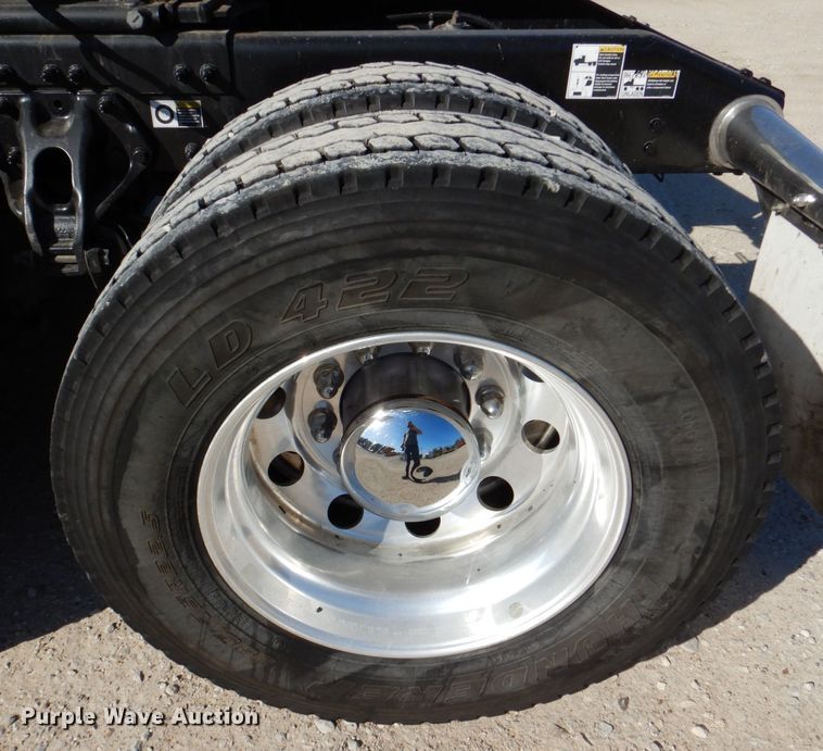 image for item DQ1878 2019 Peterbilt 579  semi truck