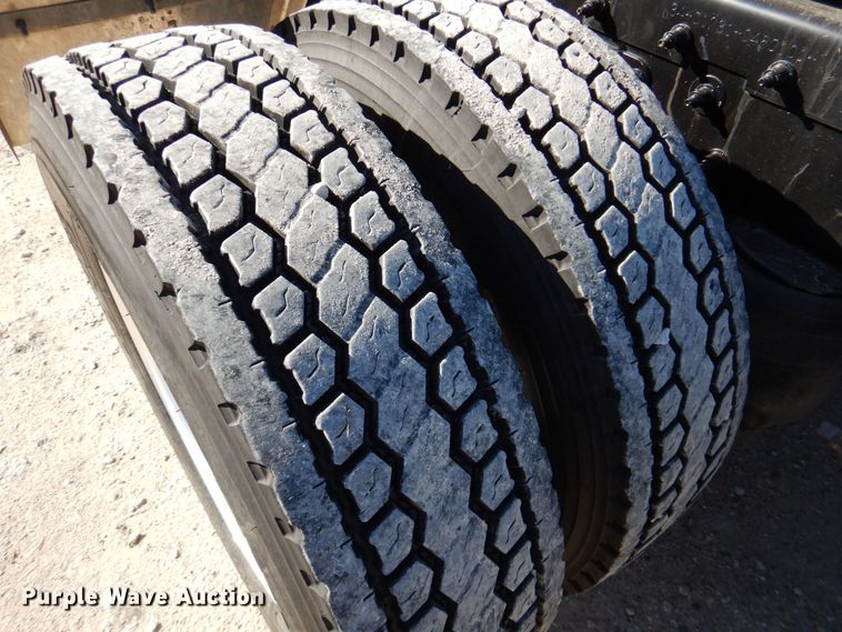 image for item DQ1878 2019 Peterbilt 579  semi truck