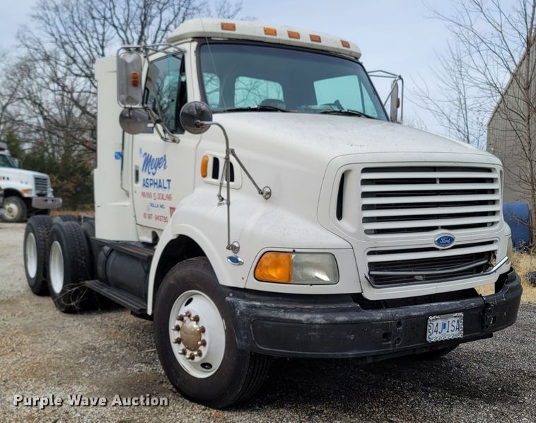 image for item DR3358 1997 Ford Aeromax L9000  semi truck