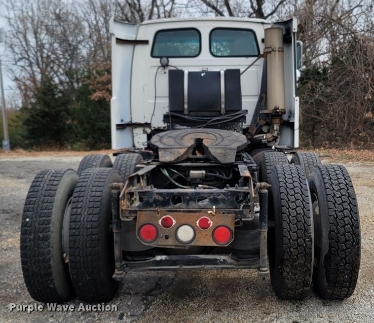 image for item DR3358 1997 Ford Aeromax L9000  semi truck