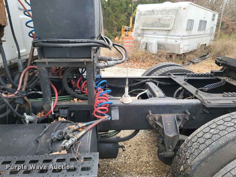 image for item DR3358 1997 Ford Aeromax L9000  semi truck