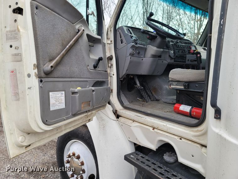 image for item DR3358 1997 Ford Aeromax L9000  semi truck