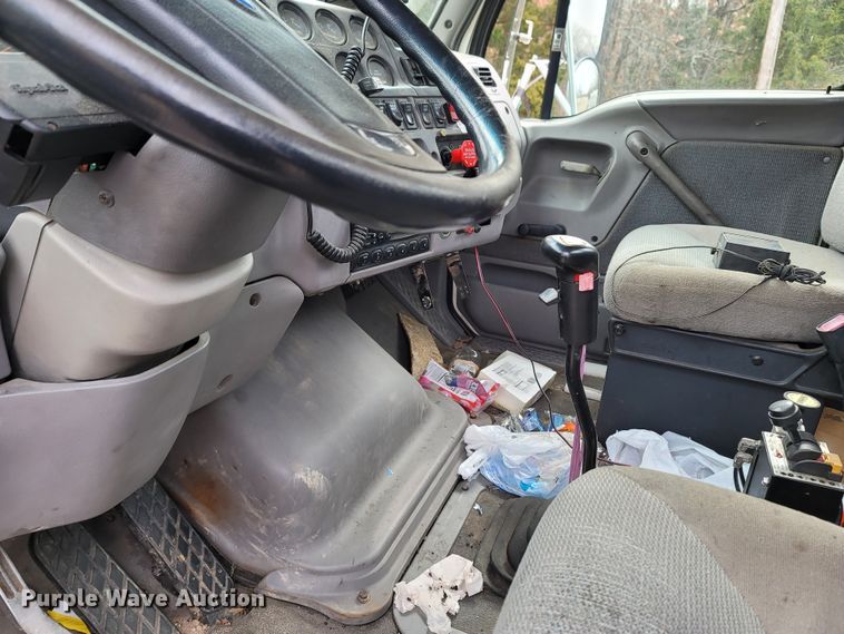 image for item DR3358 1997 Ford Aeromax L9000  semi truck