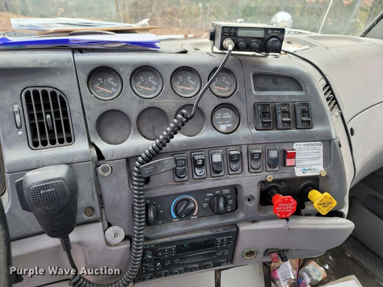 image for item DR3358 1997 Ford Aeromax L9000  semi truck