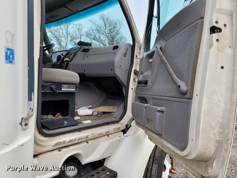 image for item DR3358 1997 Ford Aeromax L9000  semi truck