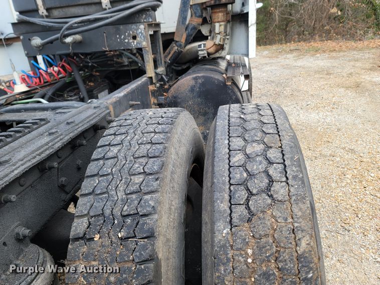 image for item DR3358 1997 Ford Aeromax L9000  semi truck