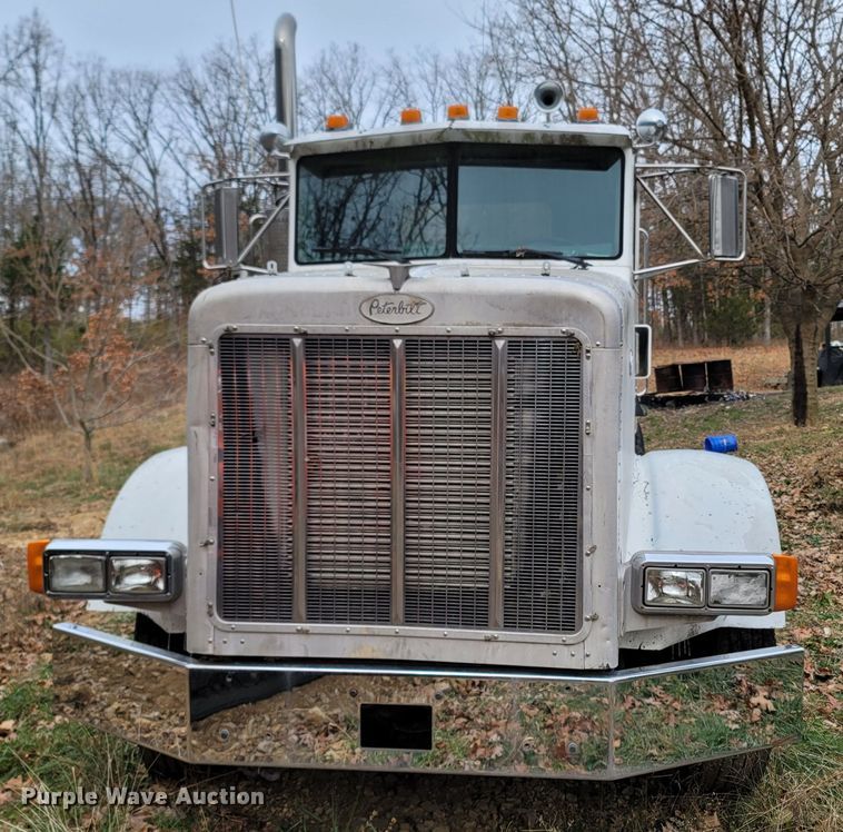 image for item DR3359 1992 Peterbilt 378  truck cab and chassis